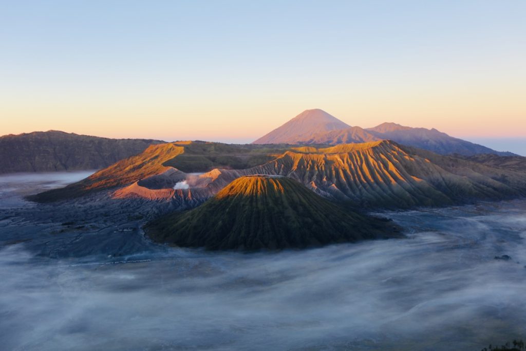 Fotografing Sunrise di Gunung Bromo: Tips dan Spot Terbaik